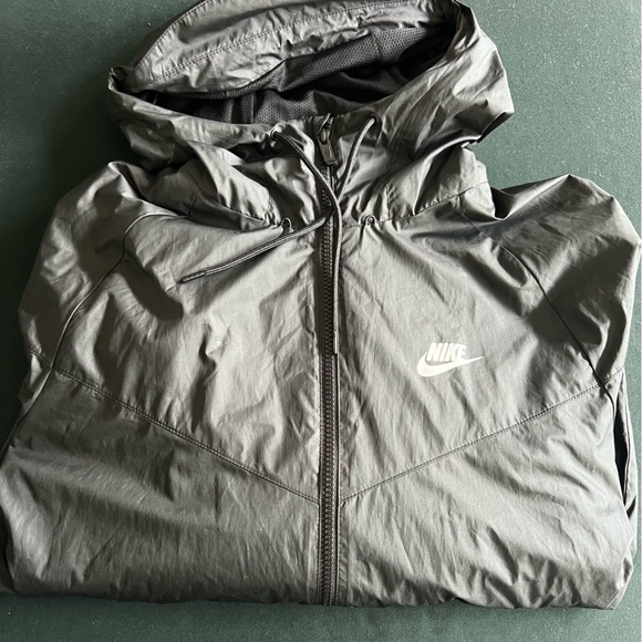 Nike light weight rain jacket - Picture 1 of 3